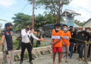 Dua Tersangka Kasus Pembunuhan Mahasiswi Saat Memperagakan Adegan dalam rekonstruksi.