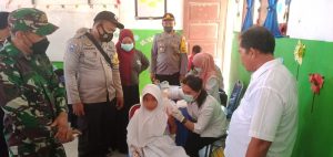 Kapolsek Una Una Pantau Langsung Vaksinasi Untuk Anak Usia 6-11 Tahun di SDN Lebiti