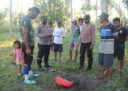 Kapolsek Ampana Kota AKP Petrus A. Matasik Bersama Anggota Saat Berada di TKP Penemuan Jasad Janin Bayi di Desa Labuan.
