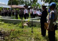 Wakapolres Touna, Kompol I Made Darma, SH Saat Memimpin Upacara Pemakaman Purnawirawan Bripka Ismail Laoga.