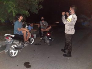 Patroli Dialogis, Personil Polsek Ampana Tete Sambangi Warga Sampaikan Himbauan Prokes dan Vaksinasi