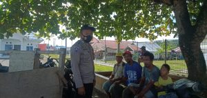 Patroli Dialogis di Pelabuhan Wakai, Personil Polsek Una Una Ajak Masyarakat Patuhi Prokes dan Ikuti Vaksinasi