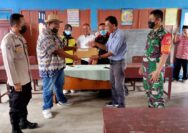 Bhabinkamtibmas Desa Bahari Polsek Tojo jajaran Polres Touna Bripka Akmal bersama Babinsa Koramil 1307-04 Tojo Serka Sugiono monitoring ujian tertulis dalam seleksi penjaringan Sekertaris Desa Bahari.