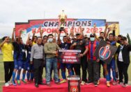 Kapolres Touna didamping Ketua Komisi III DPRD Touna, Camat Ampana Kota, Ketua Pestu Touna Saat Menyerahkan Tropi dan Bonus kepada Juara 1 Ampana FC.