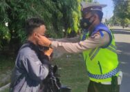 Sat Lantas Polres Touna membagi-bagikan masker gratis saat Operasi Keselamatan Tinombala 2022.