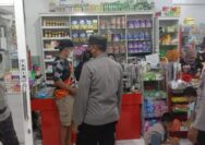 Personil Polsek Ampana Kota saat melakukan patroli di pusat perbelanjaan. Foto Humas Polres Touna.