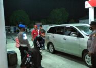 Personil Polsek Ampana Tete saat memantau aktivitas di SPBU Pusungi. Foto Humas Polres Touna
