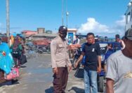 Personil Polsek Una Una Bripka Muh. Fariandy menggelar patroli dialogis di pelabuhan Wakai. Foto: Humas.