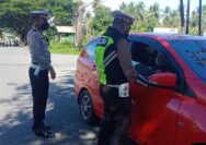 KBO Sat Lantas Polres Touna, Ipda I Gusti Lanang Mardika SH Bersama Anggota Pada Saat Operasi Kesalamatan Tinombala 2022 di Jalur Dua Jalan Merdeka, Kelurahan Uemalingku, Kecamatan Ratolindo, Kabupaten Touna, Rabu (02/03/2022) sekitar pukul 08.30 Wita.