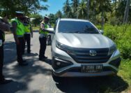 Satlantas Polres Touna menggelar razia di jalan trans Sulawesi di depan Taman Pelabuhan Desa Uebone.