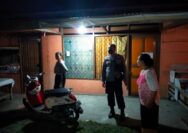 Personil Polsek Ampana Kota melaksanakan patroli dialogis serta menghimbau masyarakat untuk selalu mematuhi protokol kesehatan, Senin malam (14/03/2022).