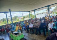 Kapolres Touna, AKBP Riski Fara Sandhy, , SIK, MIK, pantau pelaksanaan Vaksinasi Serentak Indonesia di Gedung Serba Guna Desa Bulan Jaya, Kecamatan Ampana Tete.Foto: Humas.