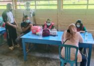 Puskesmas Ampana Tete bersama Polsek Ampana Tete menggelar Vaksinasi bagi masyarakat umum bertempat di Kantor Desa Kajulangko, Kecamatan Ampana Tete, Kabupaten Touna, Jumat (18/03/2022) sekitar Pukul 09.00 Wita. Foto: Humas Polres Touna.