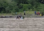 Bentuk Pelayanan Prima Kepada Masyarakat, Bhabinkamtibmas Polsek Ampana Tete Bantu Warga Sebrangi Sungai