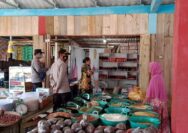 Wakapolsek Una Una Ipda Martono bersama Bhabinkamtibmas Bripka Ridwan melaksanakan patroli dan monitoring harga sembako khususnya harga minyak goreng di toko dan pasar di Desa Wakai, kec Una Una