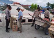Sat Binmas Polres Touna Lakukan Pemeriksaan Barang dan Penumpang Kapal di Pelabuhan Ampana. Foto: Humas Polres Touna.