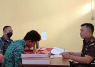 Kanit Reskrim Polsek Una Una Bripka Bripka Jhon Feric, SH menyerahkan tersangka F bersama barang bukti parang kepada Analis Penuntut Kejaksaan Negeri Touna Dimas Abimayu, SH.