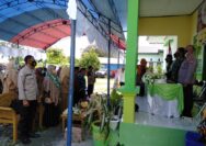 Kapolsek Ampana Kota AKP Petrus A. Matasik, SH bersama Bhabinkamtibmas Bripka I Made Ray Eliyasa, hadiri lomba Desa/Kelurahan Tingkat Kecamatan Ampana Kota tahun 2022 di Kantor Kelurahan Labiabae, Kecamatan Ampana Kota, Kabupaten Touna, Selasa (22/03/2022) pukul 09.00 Wita.