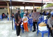 Kapolsek Ampana Kota AKP Petrus A. Matasik Pada Saat Vaksinasi Serentak Indonesia di Gerai Polsek Ampana Kota.