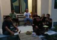 Kapolsek Una Una Iptu Maryanto didampingi Wakapolsek Ipda Martono menggelar buka bersama di kediamannya di Mapolsek Una Una, Senin (11/4/2022).