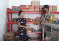 Personel Polsek Una Una Bripka Muh. Fariandy melaksanakan patroli dialogis dan monitoring harga sembako di toko dan kios di Pasar Wakai, Kecamatan Una Una, Kabupaten Touna