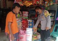Personil Polsek Una Una Bripka Lektito Gume melaksanakan patroli dialogis sekaligus pengecekanmonitoring harga sembako.