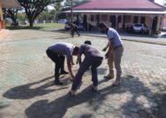 Personel Polres Touna yang dipimpin oleh Wakapolres Touna, Kompol I Made Darma, SH membersihkan lingkungan Mako, dan Masjid Al-Muhajirin Polres Touna.