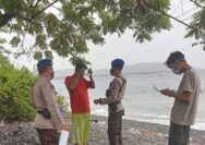 Personil Satuan Polair Polres Touna Bripka Moh.Rizal dan Moh.Rizal melaksanakan Patroli Binmas perairan di Desa Uebone, Kecamatan Ampana Tete, Kabupaten Touna.Foto: Humas Polres Touna.
