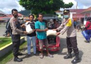 Kapolsek Una Una iptu Maryanto, Bersama Kanit Binmas Aipda Marjuni Saat Menyerahkan Sembako Kepada Tukang Ojek. Foto: Humas Polres Touna.