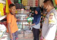 Personil Polsek Una Una Bripka Viktor Lasampa melaksanakan patroli dialogis dengan pedagang dan masyarakat di pasar Desa Wakai, Kecamatan Una Una