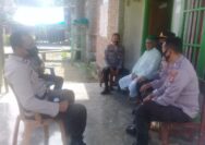 Sat Binmas Polres Touna Saat Menyambangi Warga Desa.