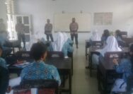 KBO Sat Binmas Iptu Hartono beserta anggota memberikan bimbingan dan penyuluhan kepada siswa-siswi SMA Negeri 1 Ampana Kota.