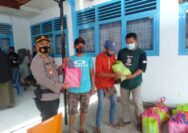 Kapolsek Ampana Kota AKP Petrus A. Matasik, SH bersama Camat Ampana Kota Mohamad Awali, S.Sos, M.Si menyerahkan Paket sembako kepada warga Usai Divaksin.