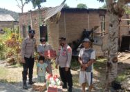 Kapolsek Ampana Kota AKP Petrus A. Matasik, SH Saat Menyerahkan Bantuan Sembako Kepada Warga Dusun Uebae Korban Kebakaran Rumah.