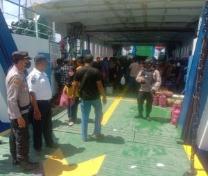 Personil Pos Pam Uebone Tetap Semangat Amankan Arus Balik di Pelabuhan