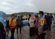 Meski di Guyur Hujan, Kapolsek Una Una Bersama Anggotanya Tetap Semangat Amankan Arus Balik di Pelabuhan Penyebrangan Wakai.