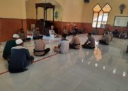 Personil Polres Touna Beragama Muslim Saat Mengikuti Binrohtal di Mesjid Al-Muhajirin Polres Touna.