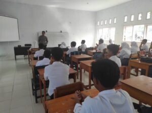 Sat Binmas Polres Touna Laksanakan Giat Pembinaan Remaja dan Wanita di SMA Negeri 2 Ratolindo