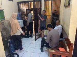 Si Dokkes Polres Touna Cek Kesehatan Tahanan Secara Rutin