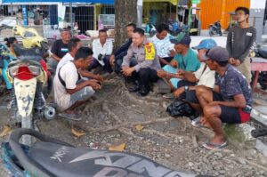 Jumat Curhat Bersama Tukang Bentor dan Buruh Pelabuhan, Kapolsek Una Una Sampaikan Himbauan Kamtibmas Jelang Pemilu