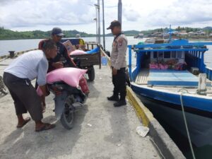 Patroli Dialogis, Anggota Polsek Una Una Pantau Bongkar Muat Barang dan Penumpang di Pelabuhan Wakai