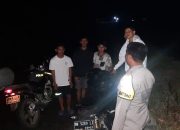 Bhabinkamtibmas Polsek Ampana Tete Lakukan Sambang di Malam Hari Sebagai Upaya Jaga Kamtibmas di Desa Binaan